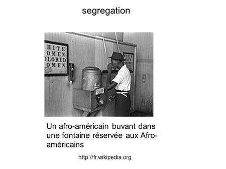 Segregation Un afro-américain buvant dans une fontaine réservée aux Afro- américains