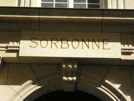 1 2 La Sorbonne est un bâtiment du quartier latin de Paris Elle tire son nom du théologien du XIIIe siècle Robert de Sorbon, le fondateur du collège.