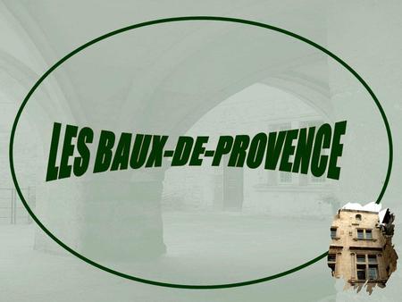 Perché sur un éperon dénudé de 900 mètres de long, les Baux-de-Provence, ce village qui regroupe de nombreuses demeures classées, dominé par les ruines.