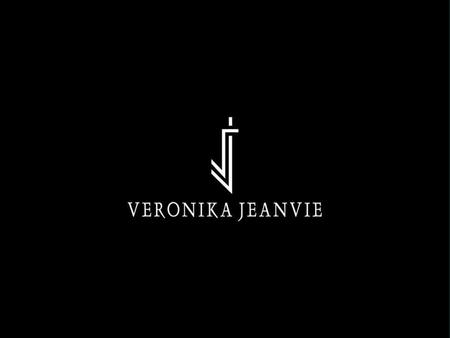 A R T I S T E Aujourd'hui, nous voulons partager avec vous notre coup de cœur pour Veronika Jeanvie, une créatrice de mode française, basée à Paris. Veronika.
