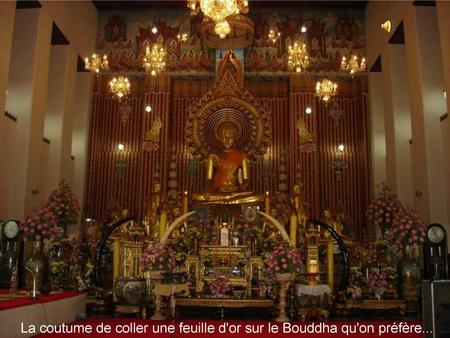 La coutume de coller une feuille d'or sur le Bouddha qu'on préfère...