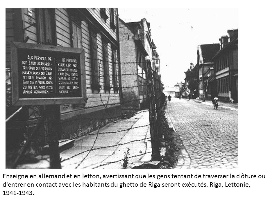 Enseigne en allemand et en letton, avertissant que les gens tentant de traverser la clôture ou d entrer en contact avec les habitants du ghetto de Riga seront exécutés.