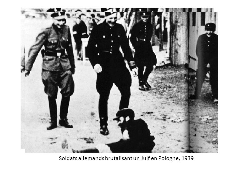 Soldats allemands brutalisant un Juif en Pologne, 1939