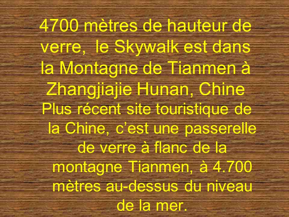 4700 mètres de hauteur de verre, le Skywalk est dans la Montagne de Tianmen à Zhangjiajie Hunan, Chine