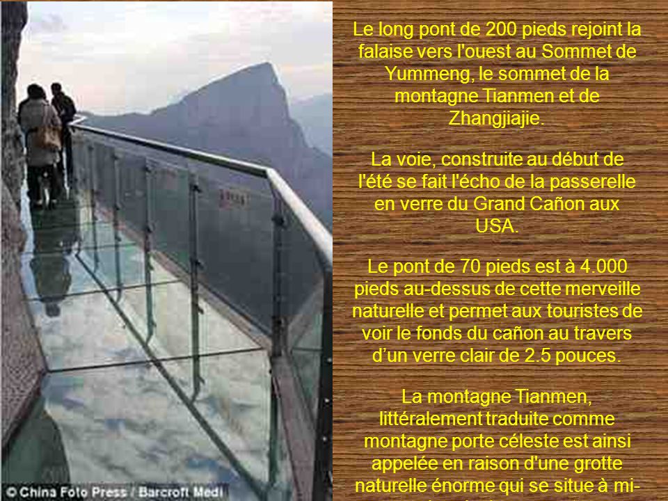 Le long pont de 200 pieds rejoint la falaise vers l ouest au Sommet de Yummeng, le sommet de la montagne Tianmen et de Zhangjiajie.