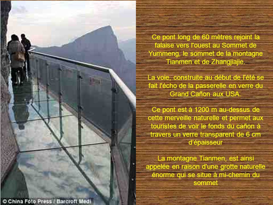 Ce pont long de 60 mètres rejoint la falaise vers l ouest au Sommet de Yummeng, le sommet de la montagne Tianmen et de Zhangjiajie.