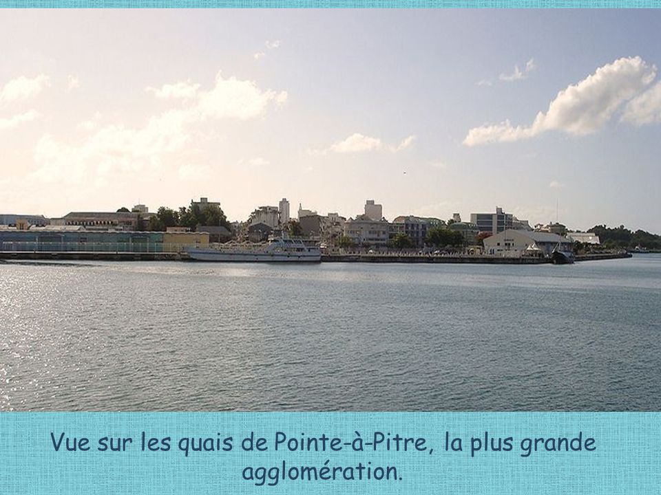 Vue sur les quais de Pointe-à-Pitre, la plus grande agglomération.