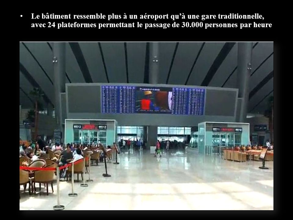 Le bâtiment ressemble plus à un aéroport qu’à une gare traditionnelle, avec 24 plateformes permettant le passage de personnes par heure