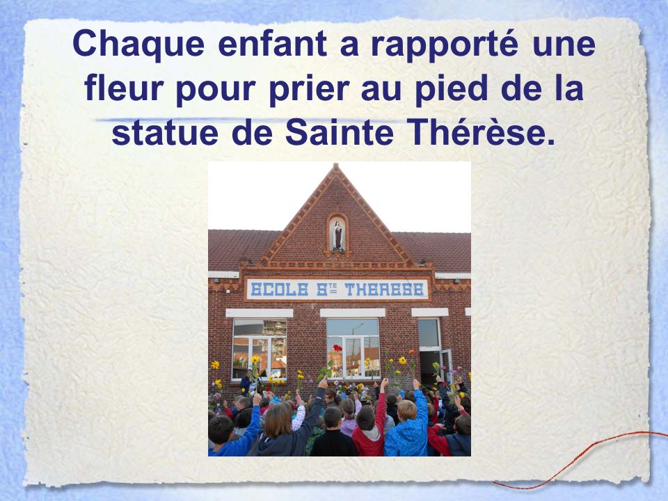 Chaque enfant a rapporté une fleur pour prier au pied de la statue de Sainte Thérèse.