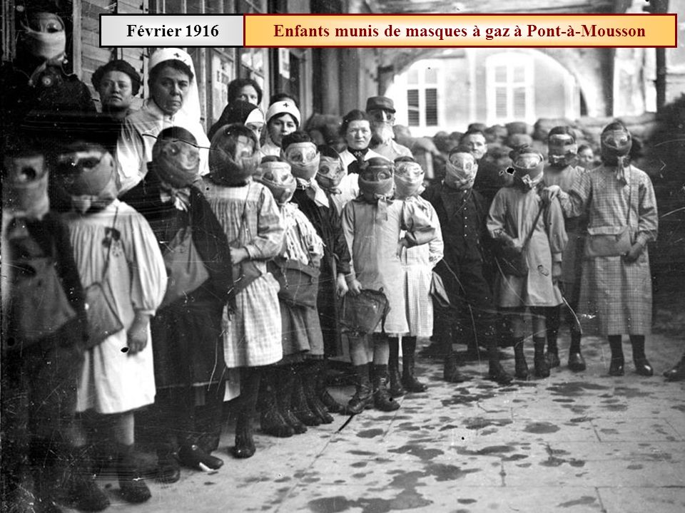 Enfants munis de masques à gaz à Pont-à-Mousson