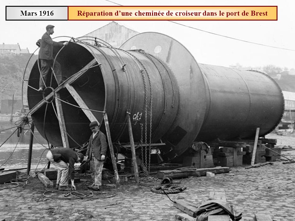 Réparation d’une cheminée de croiseur dans le port de Brest