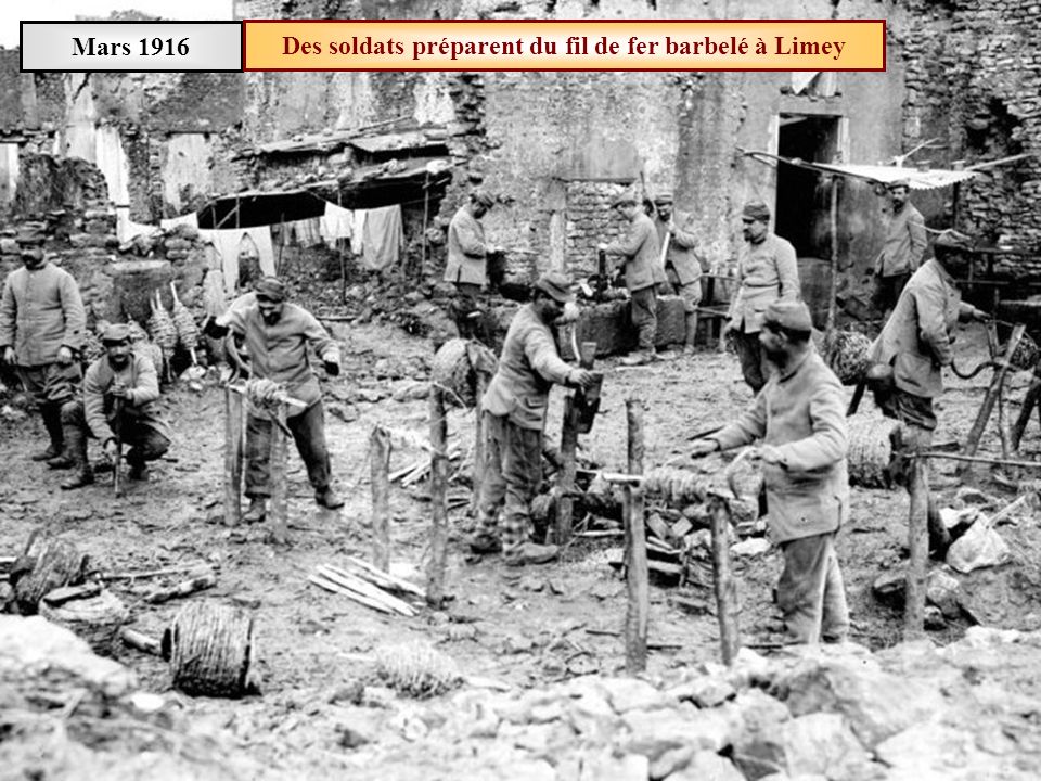 Des soldats préparent du fil de fer barbelé à Limey