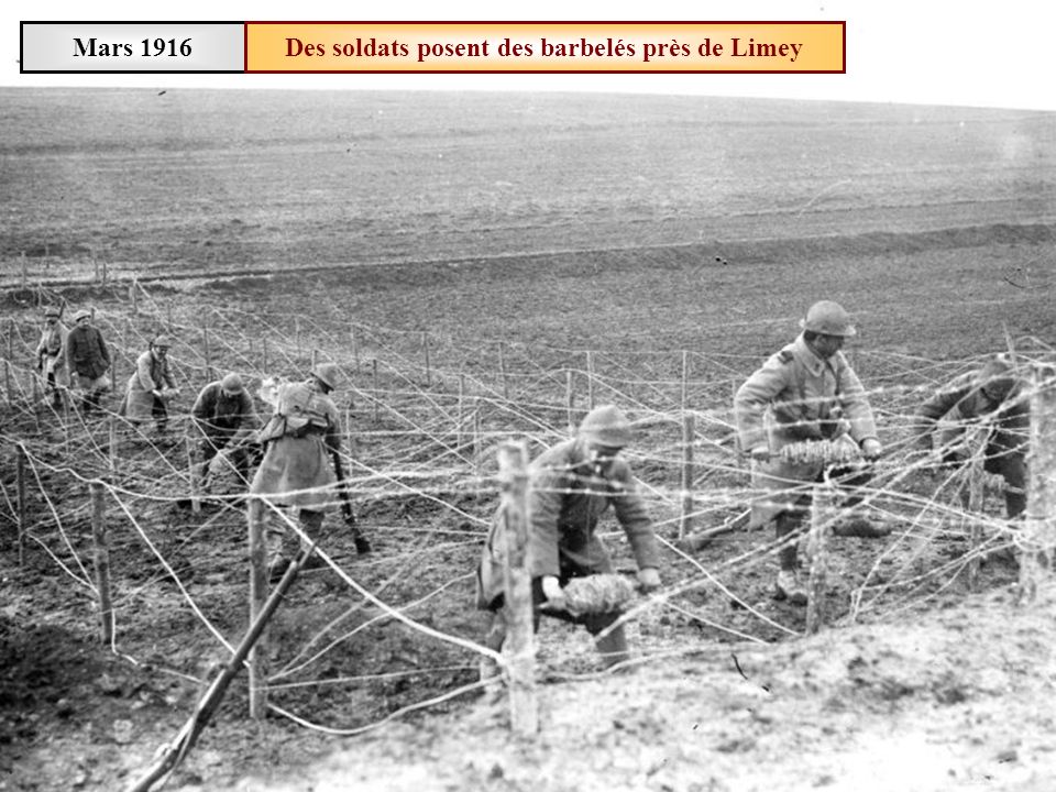 Des soldats posent des barbelés près de Limey