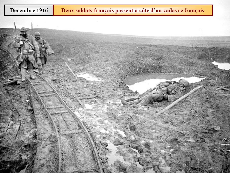 Deux soldats français passent à côté d’un cadavre français