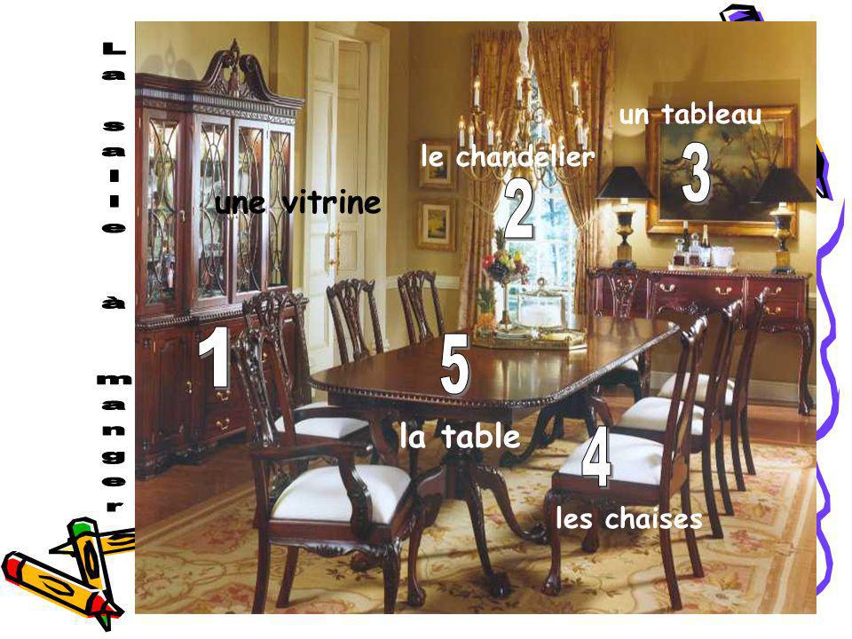 une vitrine la table un tableau le chandelier les chaises