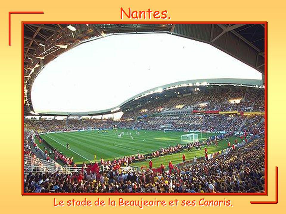 Le stade de la Beaujeoire et ses Canaris.