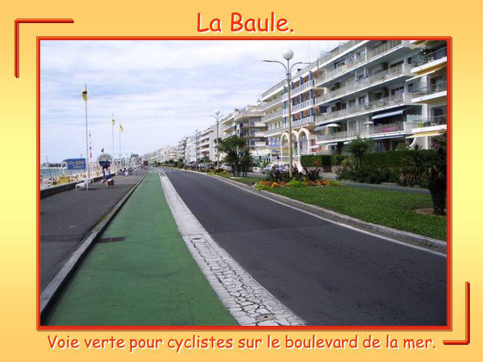 Voie verte pour cyclistes sur le boulevard de la mer.