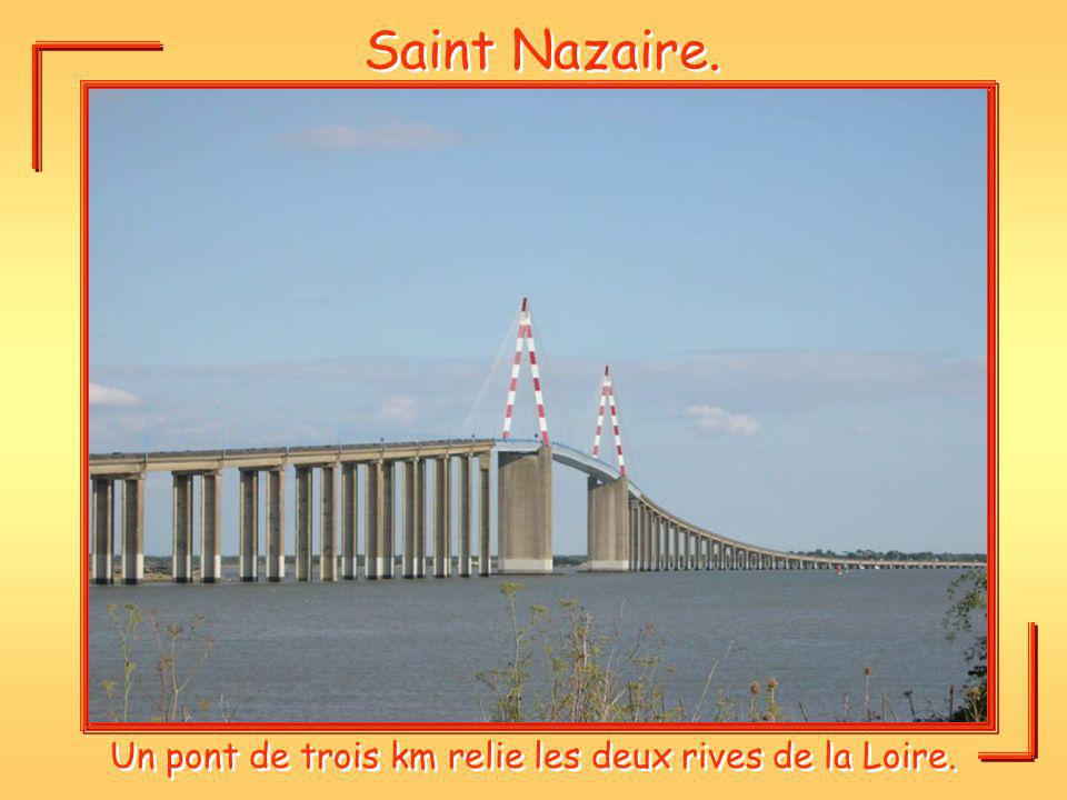 Un pont de trois km relie les deux rives de la Loire.