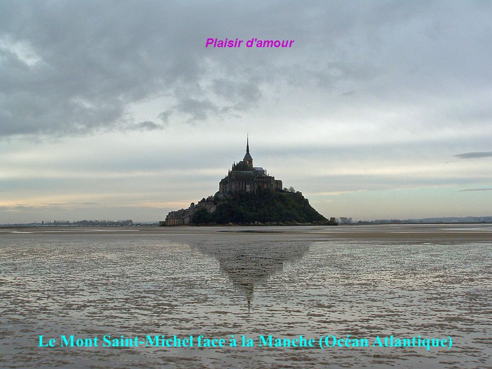Le Mont Saint-Michel face à la Manche (Océan Atlantique)