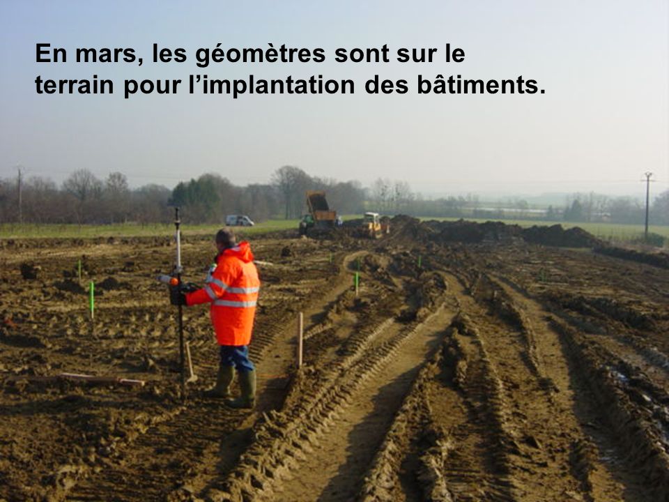 En mars, les géomètres sont sur le terrain pour l’implantation des bâtiments.
