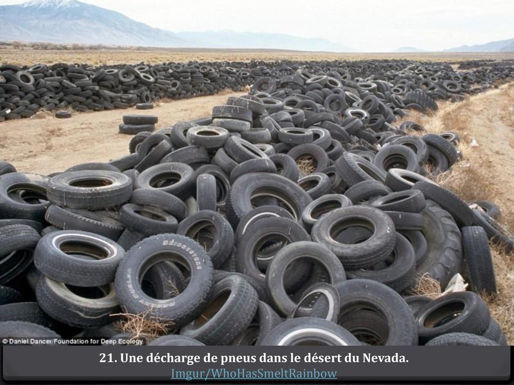 21. Une décharge de pneus dans le désert du Nevada.
