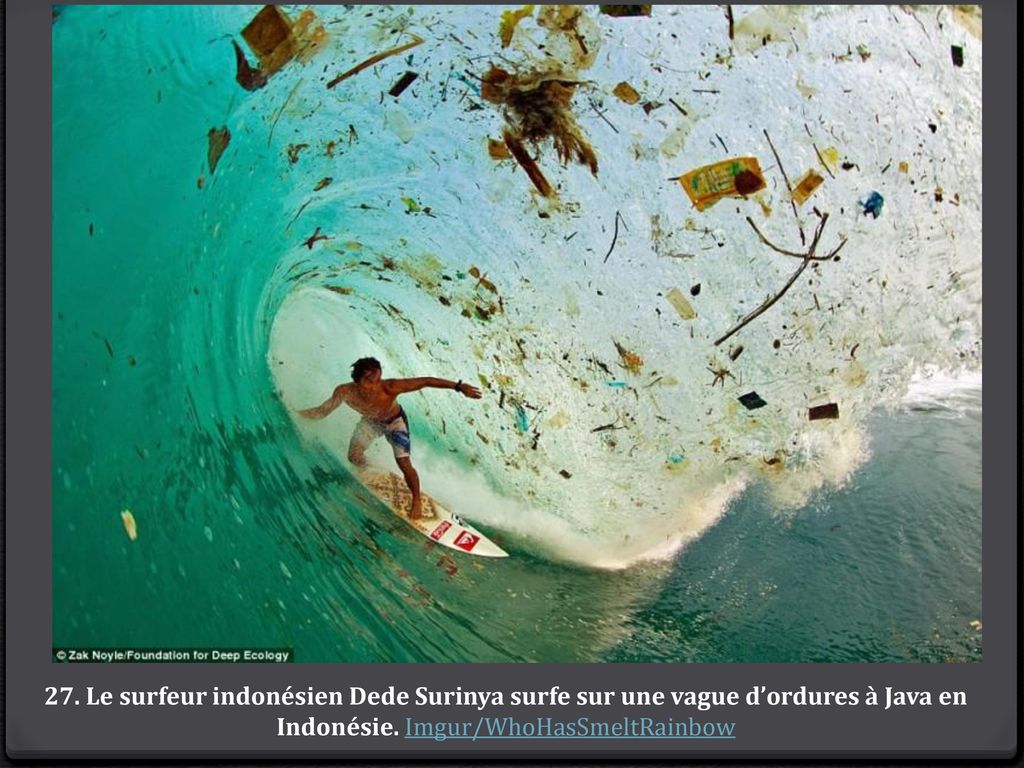 27. Le surfeur indonésien Dede Surinya surfe sur une vague d’ordures à Java en Indonésie.