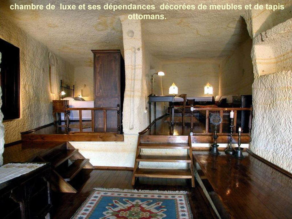 chambre de luxe et ses dépendances décorées de meubles et de tapis ottomans.
