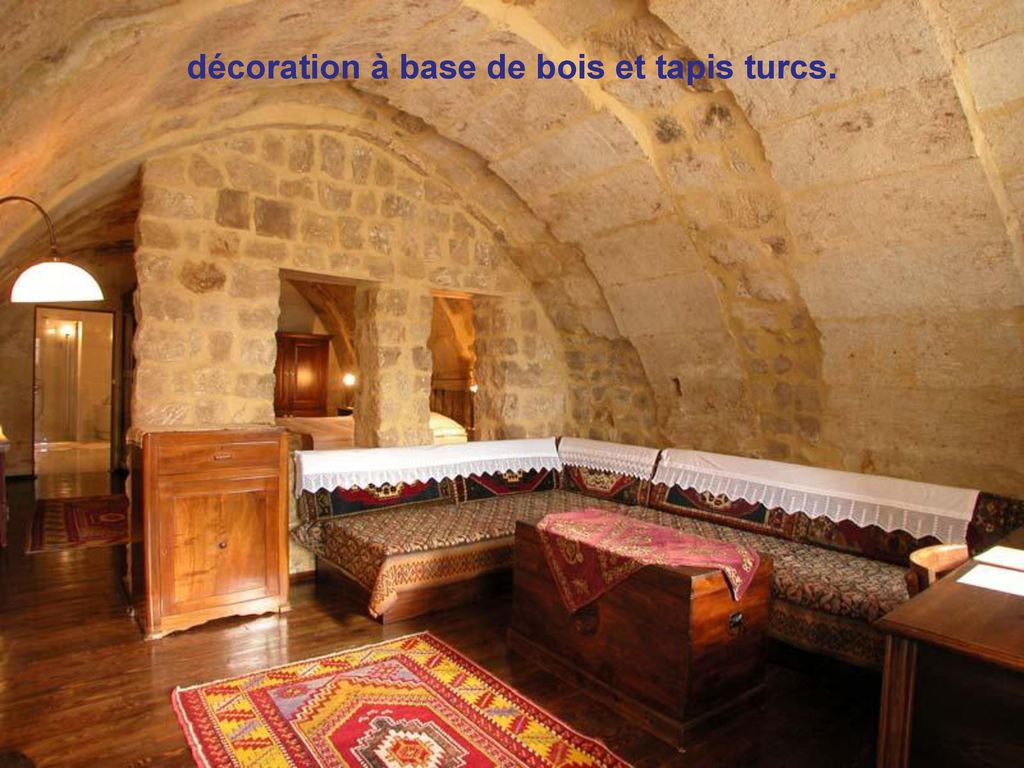 décoration à base de bois et tapis turcs.