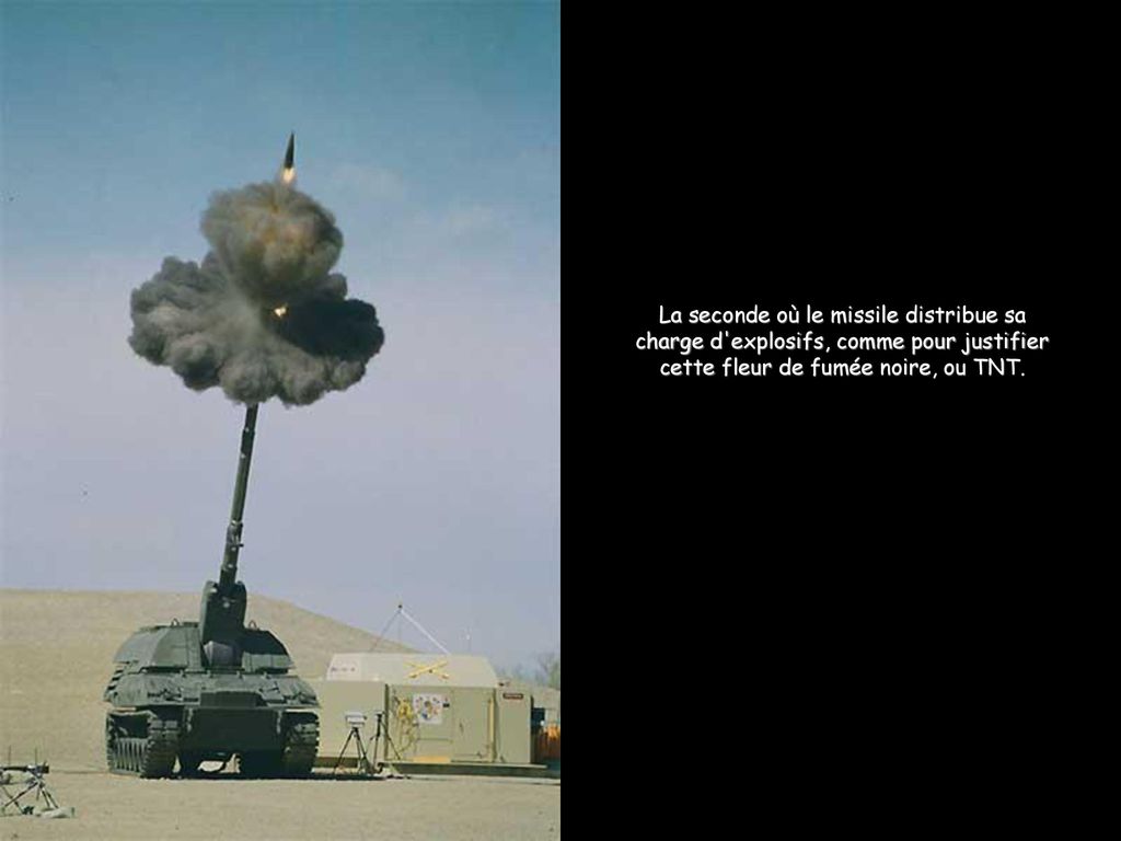 La seconde où le missile distribue sa charge d explosifs, comme pour justifier cette fleur de fumée noire, ou TNT.