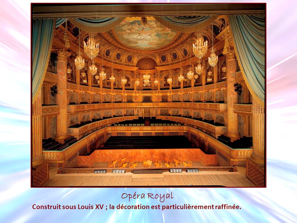 Opéra Royal Construit sous Louis XV ; la décoration est particulièrement raffinée.