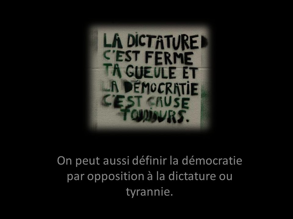 On peut aussi définir la démocratie par opposition à la dictature ou tyrannie.