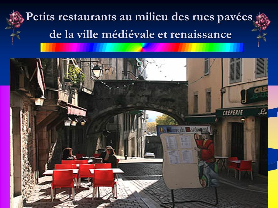 Petits restaurants au milieu des rues pavées de la ville médiévale et renaissance