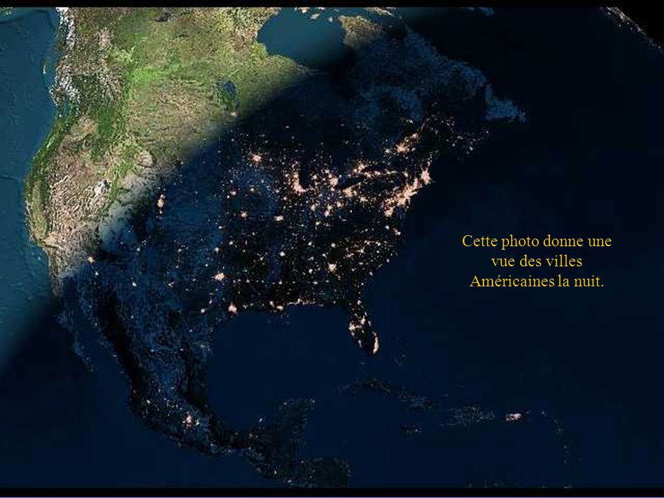 Cette photo donne une vue des villes Américaines la nuit.