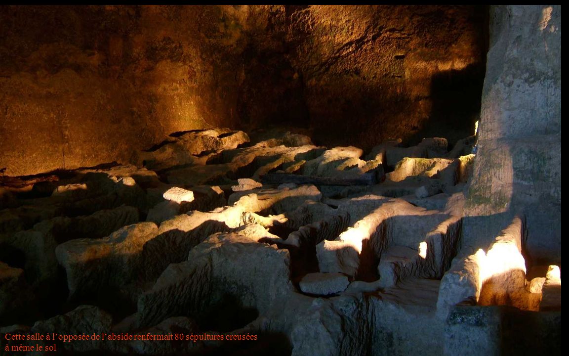 Cette salle à l’opposée de l’abside renfermait 80 sépultures creusées à même le sol