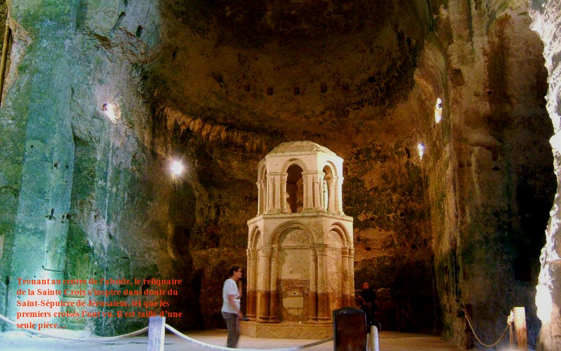 Trônant au centre de l abside, le reliquaire de la Sainte Croix s inspire dans doute du Saint-Sépulcre de Jérusalem, tel que les premiers croisés l’ont vu.