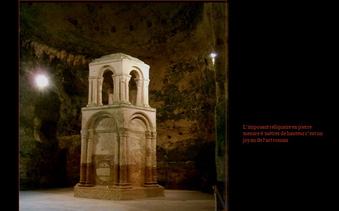 L’imposant reliquaire en pierre mesure 6 mètres de hauteur c’est un joyau de l art roman