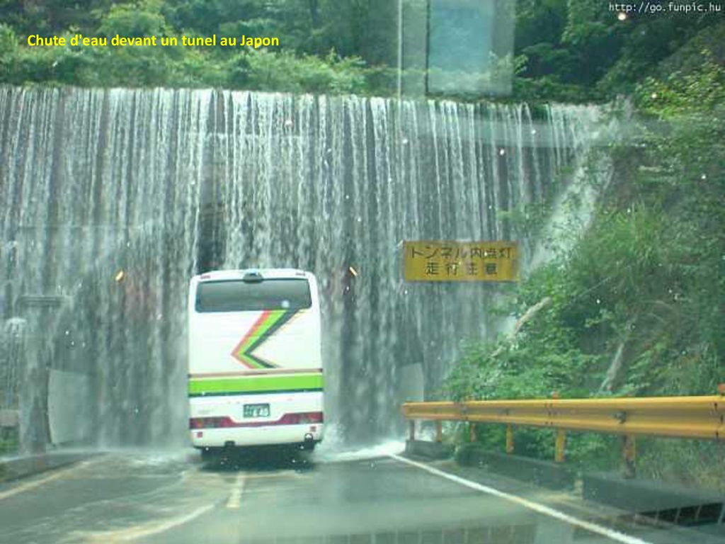 Chute d eau devant un tunel au Japon