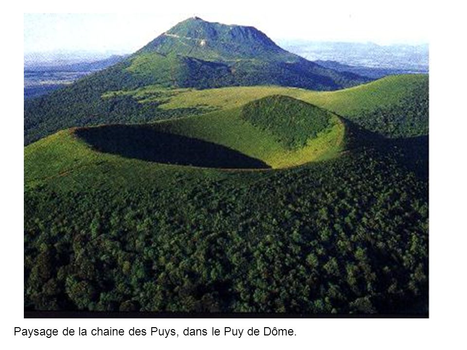 Paysage de la chaine des Puys, dans le Puy de Dôme.