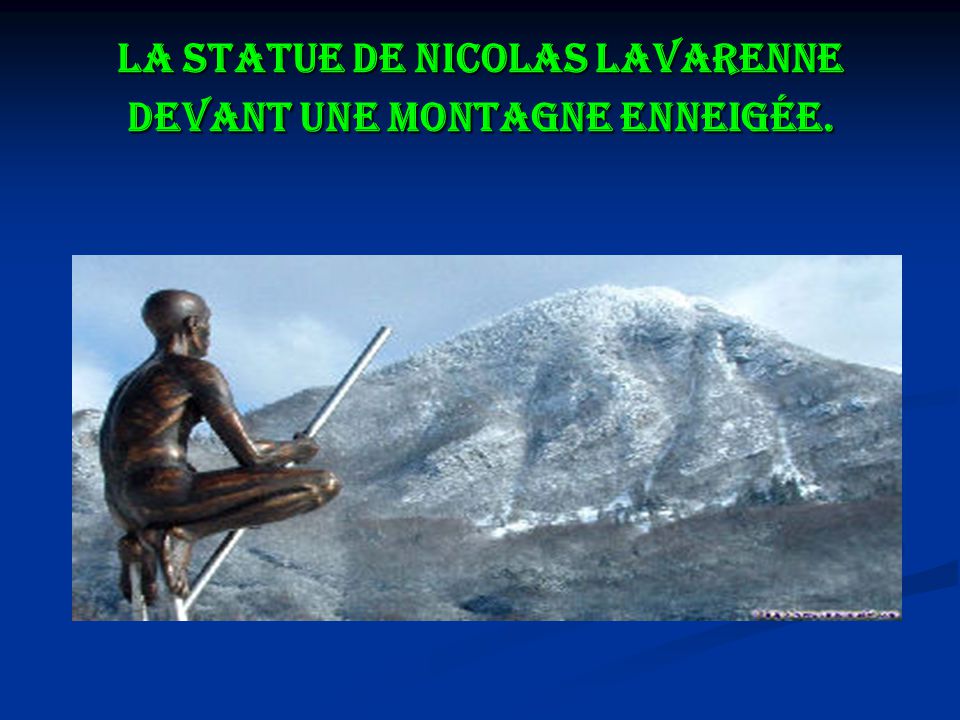 La statue de Nicolas Lavarenne devant une montagne enneigée.