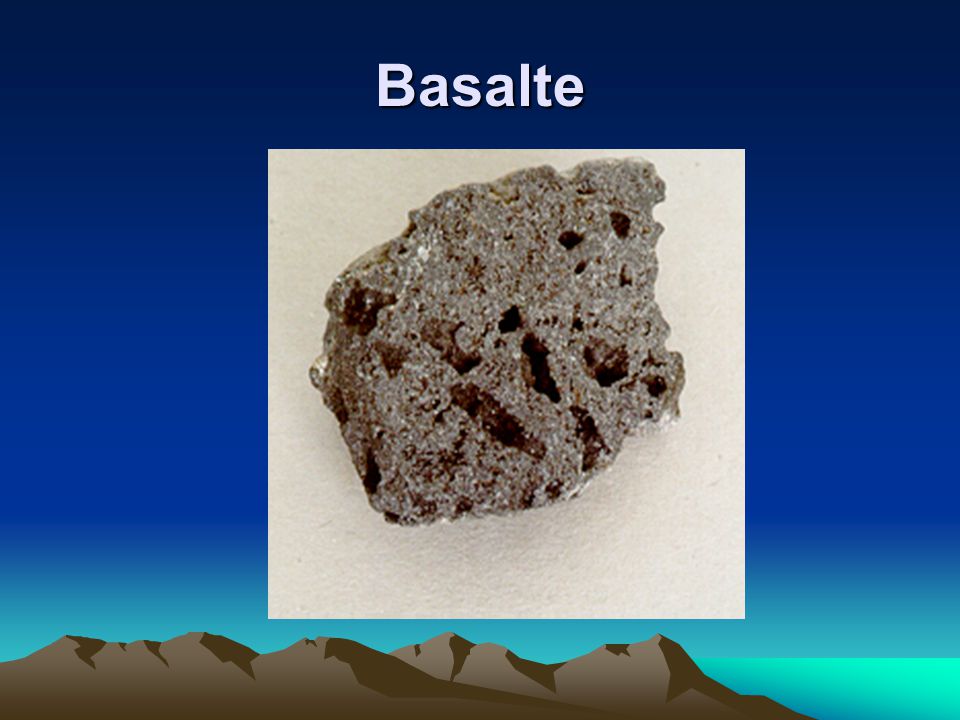 Basalte montrent des trous causés par la présence de bulles de gaz libérées au moment de la solidification du magma.