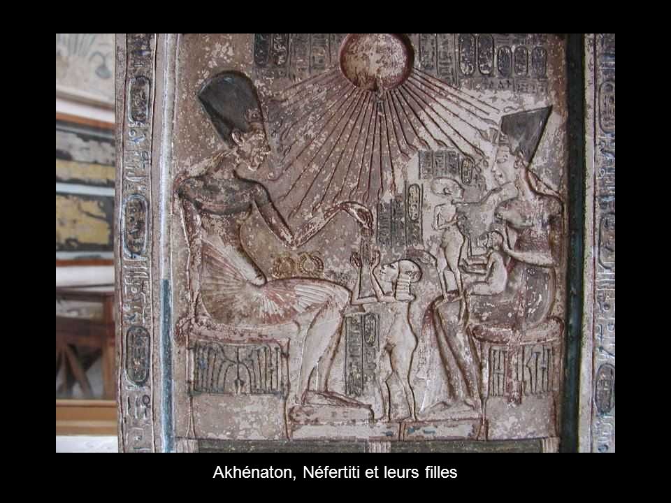 Akhénaton, Néfertiti et leurs filles