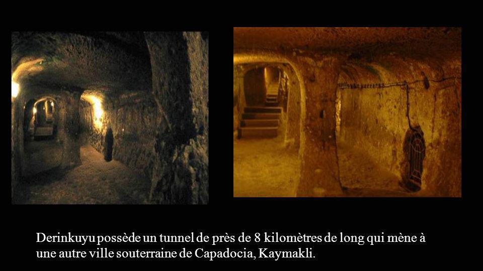 Derinkuyu possède un tunnel de près de 8 kilomètres de long qui mène à une autre ville souterraine de Capadocia, Kaymakli.