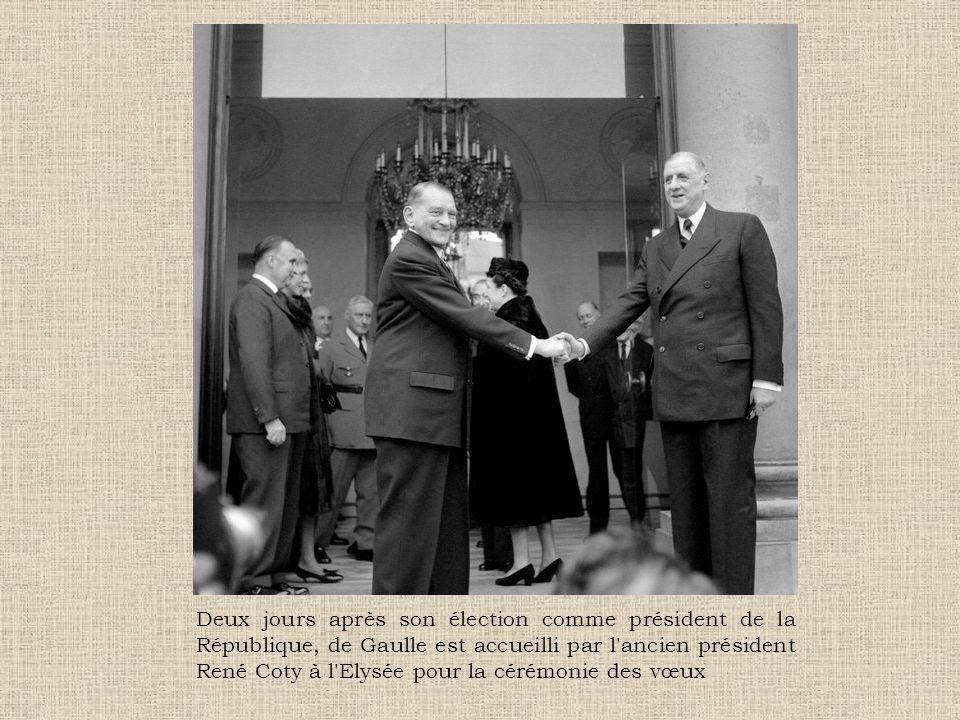 Deux jours après son élection comme président de la République, de Gaulle est accueilli par l ancien président René Coty à l Elysée pour la cérémonie des vœux