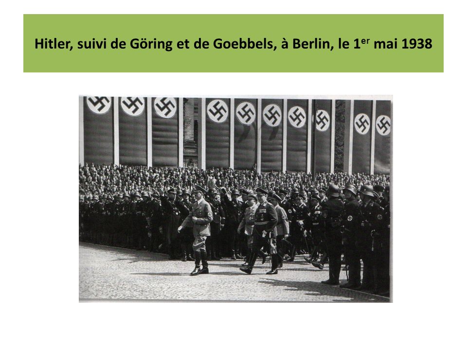 Hitler, suivi de Göring et de Goebbels, à Berlin, le 1er mai 1938