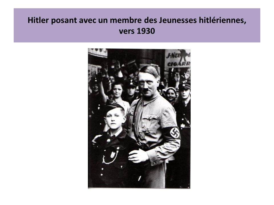 Hitler posant avec un membre des Jeunesses hitlériennes, vers 1930