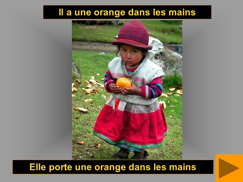 Il a une orange dans les mains Elle porte une orange dans les mains