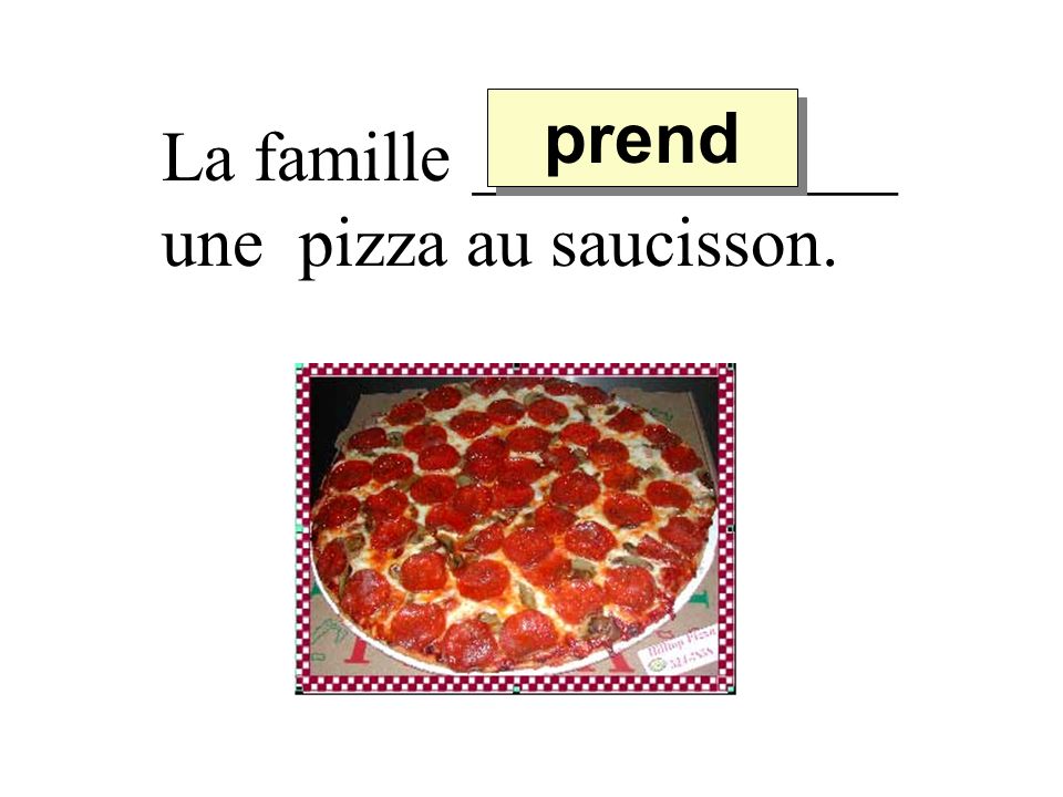 prend La famille ____________ une pizza au saucisson.
