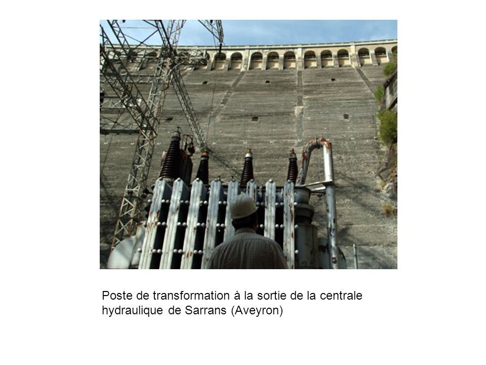Poste de transformation à la sortie de la centrale hydraulique de Sarrans (Aveyron)