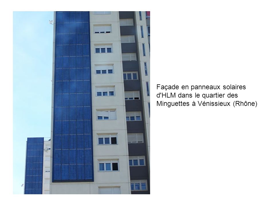 Façade en panneaux solaires d HLM dans le quartier des Minguettes à Vénissieux (Rhône)