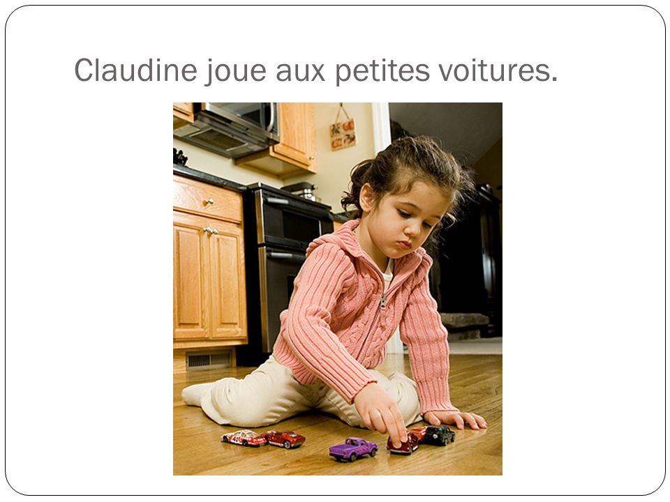 Claudine joue aux petites voitures.